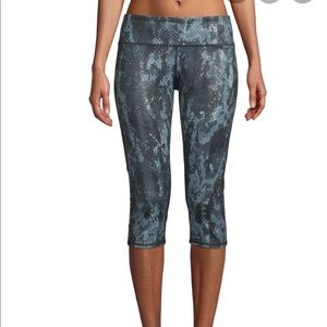 Alo Womens Snakeskin Cropped Leggings. Sz S. EUC.